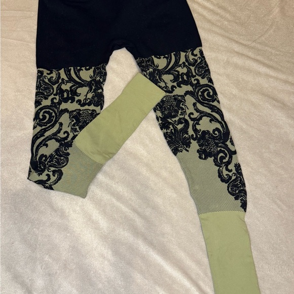 NUX Olive Green Leggings w/ Black detail Size M – New w/o Tag - Picture 2 of 8